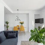 New Gorgeous - Beachfront - 3 Bd Apartment